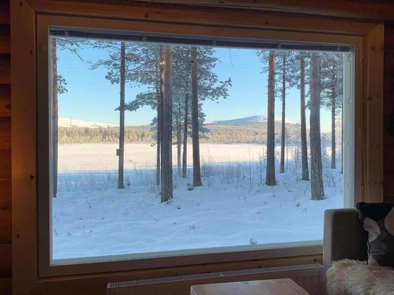 Kaupinmaja, Yllaes, Aekaeslompolo, Lapland - Log Cabin With Lake And Fell Scenery Extérieur photo