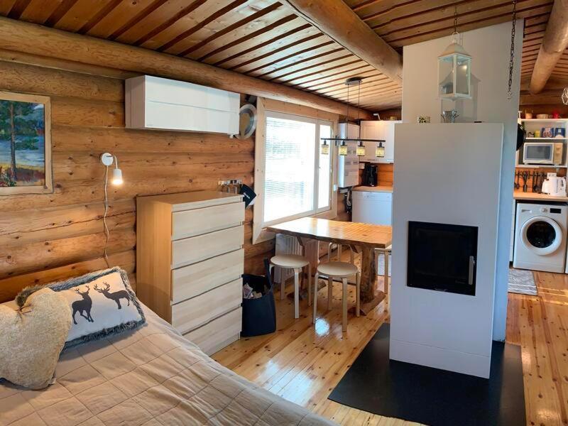 Kaupinmaja, Yllaes, Aekaeslompolo, Lapland - Log Cabin With Lake And Fell Scenery Extérieur photo
